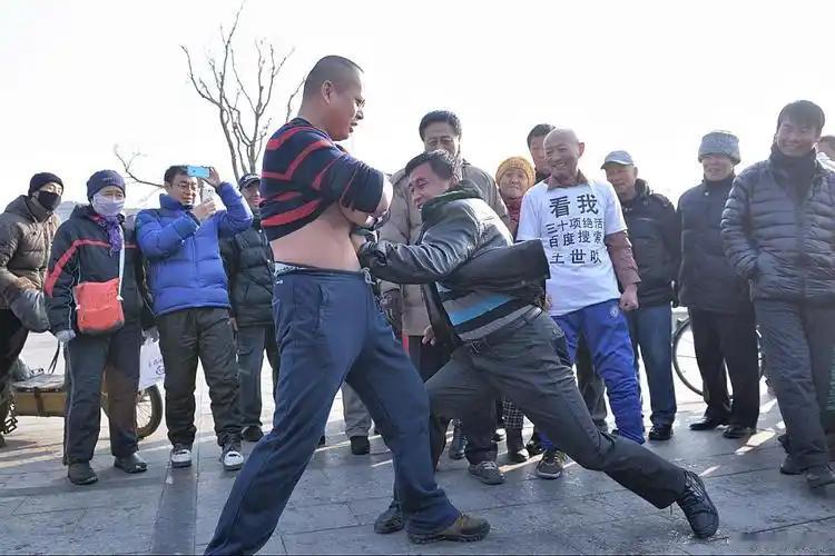 “挨打为什么要还手？”2014年，一名21岁的大学生因在寝室里遭几名社会青年围殴