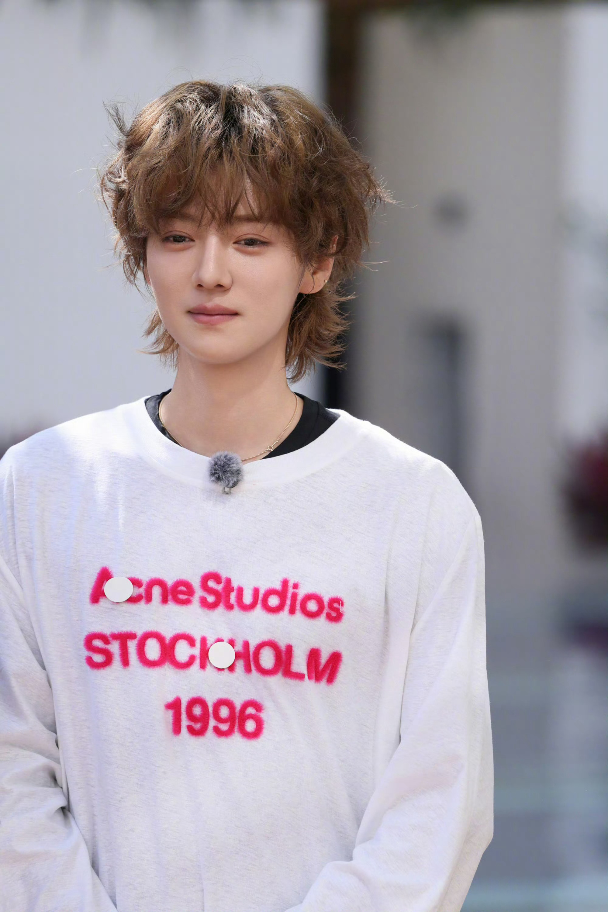 鹿晗已经穿上了本命年的红色，谁看了鹿晗的脸会相信他36岁啊鹿晗本命年穿红哈哈哈哈