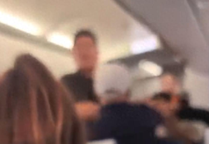 成都航空EU1870航班，飞机还在地上滑行，两个乘客因为调座椅吵到动手，飞机飞到