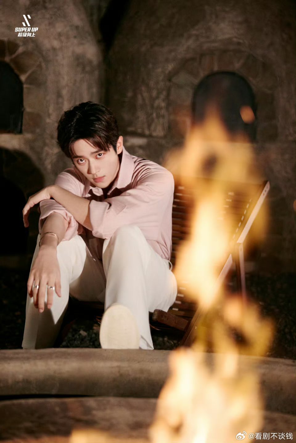 丞磊直播花伞抱枕统统都安排上了😎每一帧都是都是大片的程度 粉嫩帅哥 ​​​