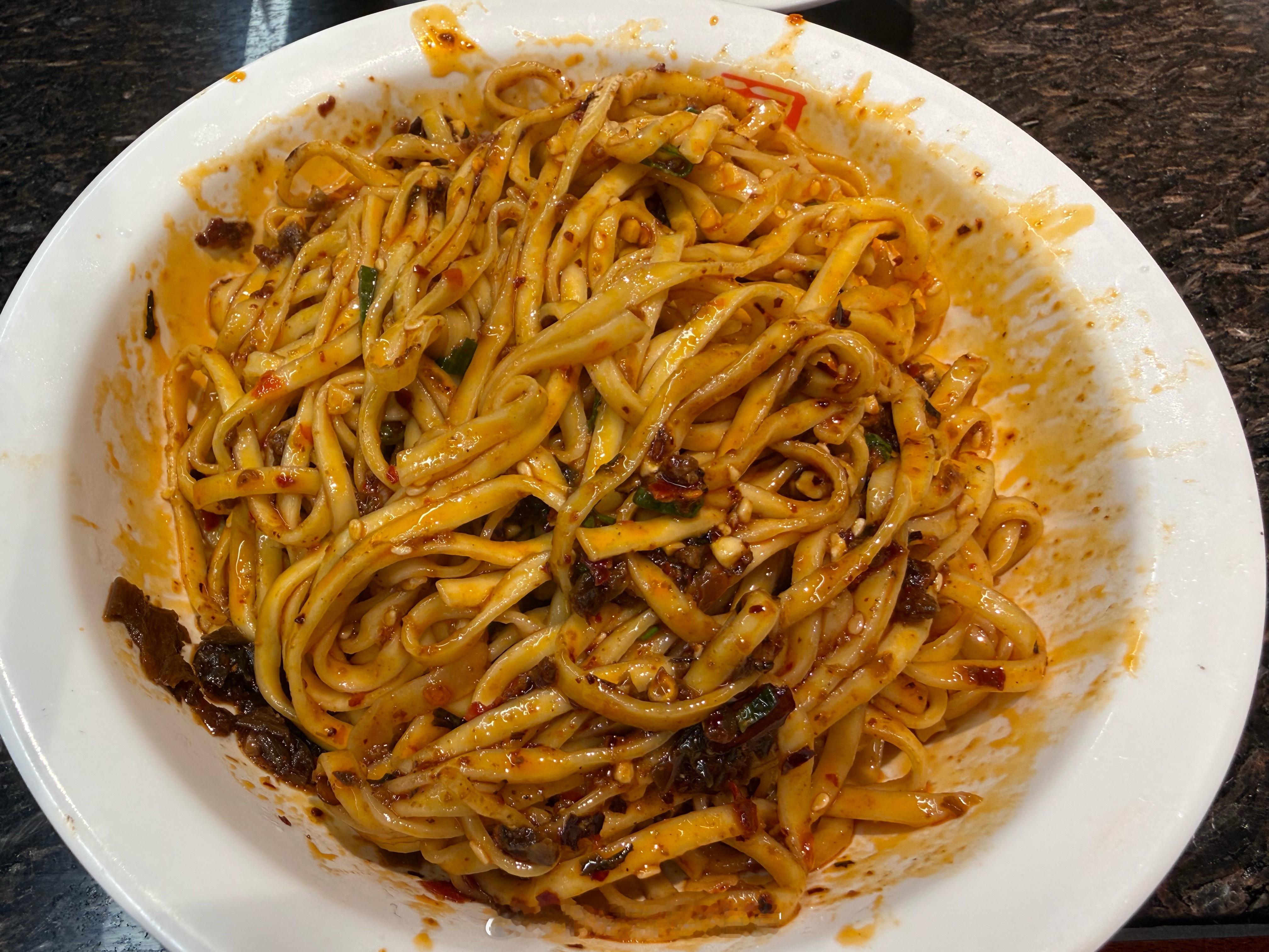 成都人也是很喜欢碳水的，尤其是各种面，当然，跟北方的还是有很大区别，毕竟我们这边