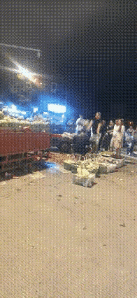 太嚣张了！宁波一夫妻买西瓜挑来挑去，被瓜主说了几句就直接拿瓜砸人，目前涉事夫妻二