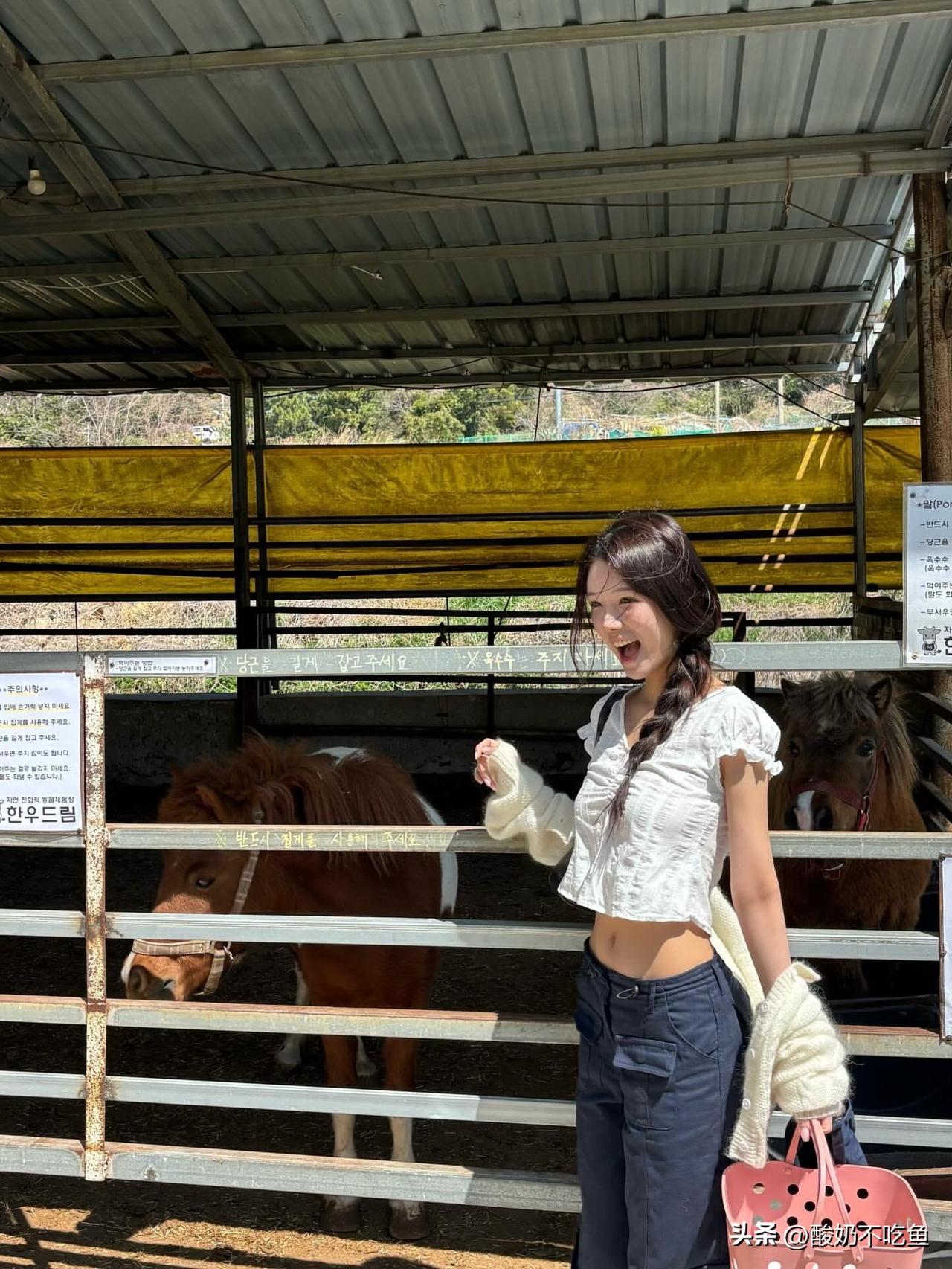 羊驼见人举手机拍照，会凑过来歪头贴镜头，不顺心还会轻轻喷一口小口水[大笑]