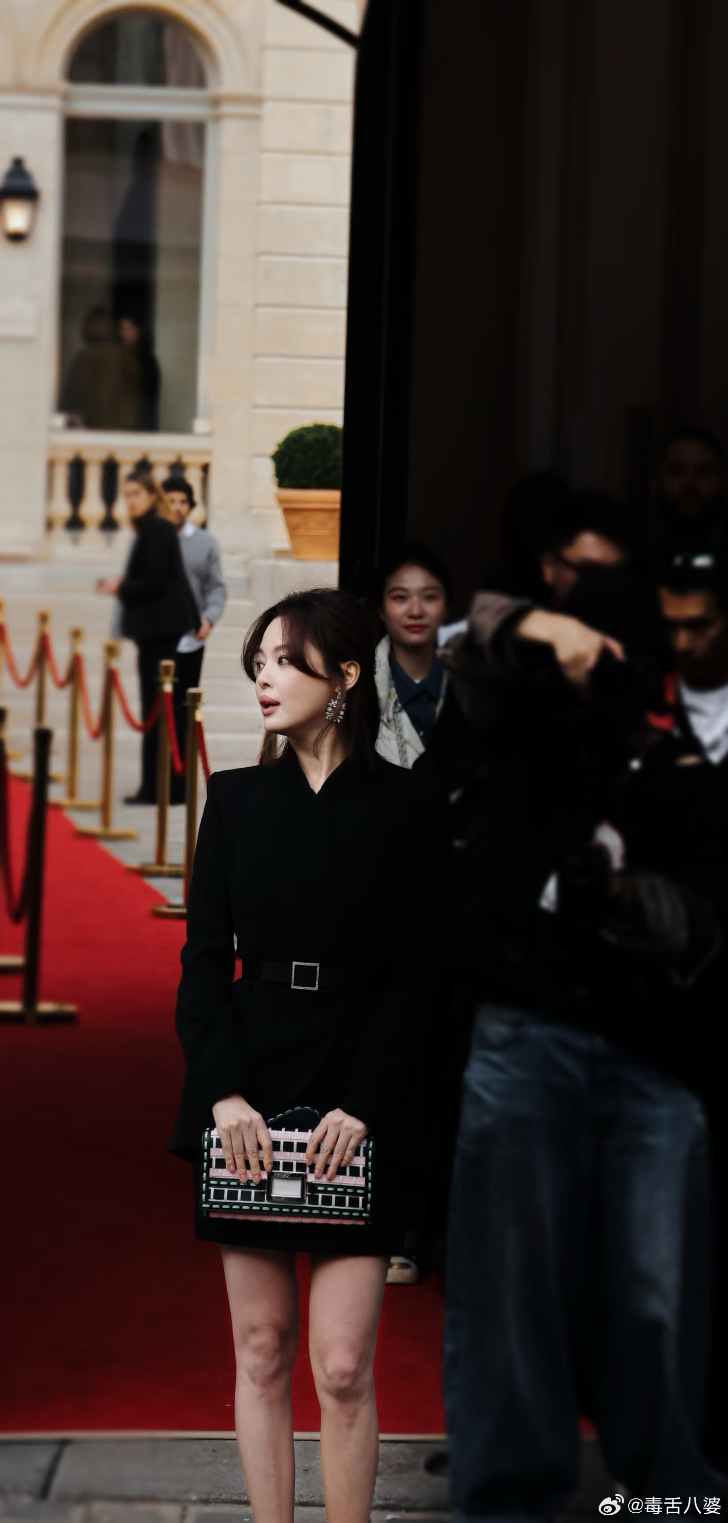 辛芷蕾巴黎时装周新造型辛芷蕾这套黑钻西装真的杀疯了！那个胯部剪裁太绝了，又利落又