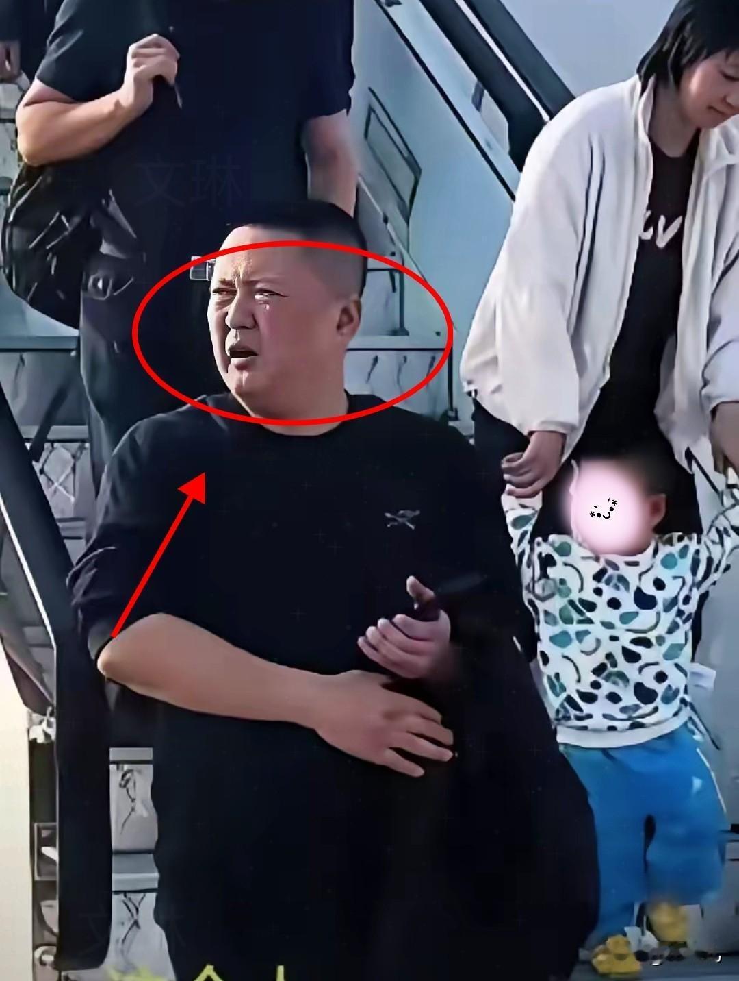 欧某某这次算是栽了
机舱里逼空乘下跪
广大网友这次是真的怒了
​网友发出来他下机
