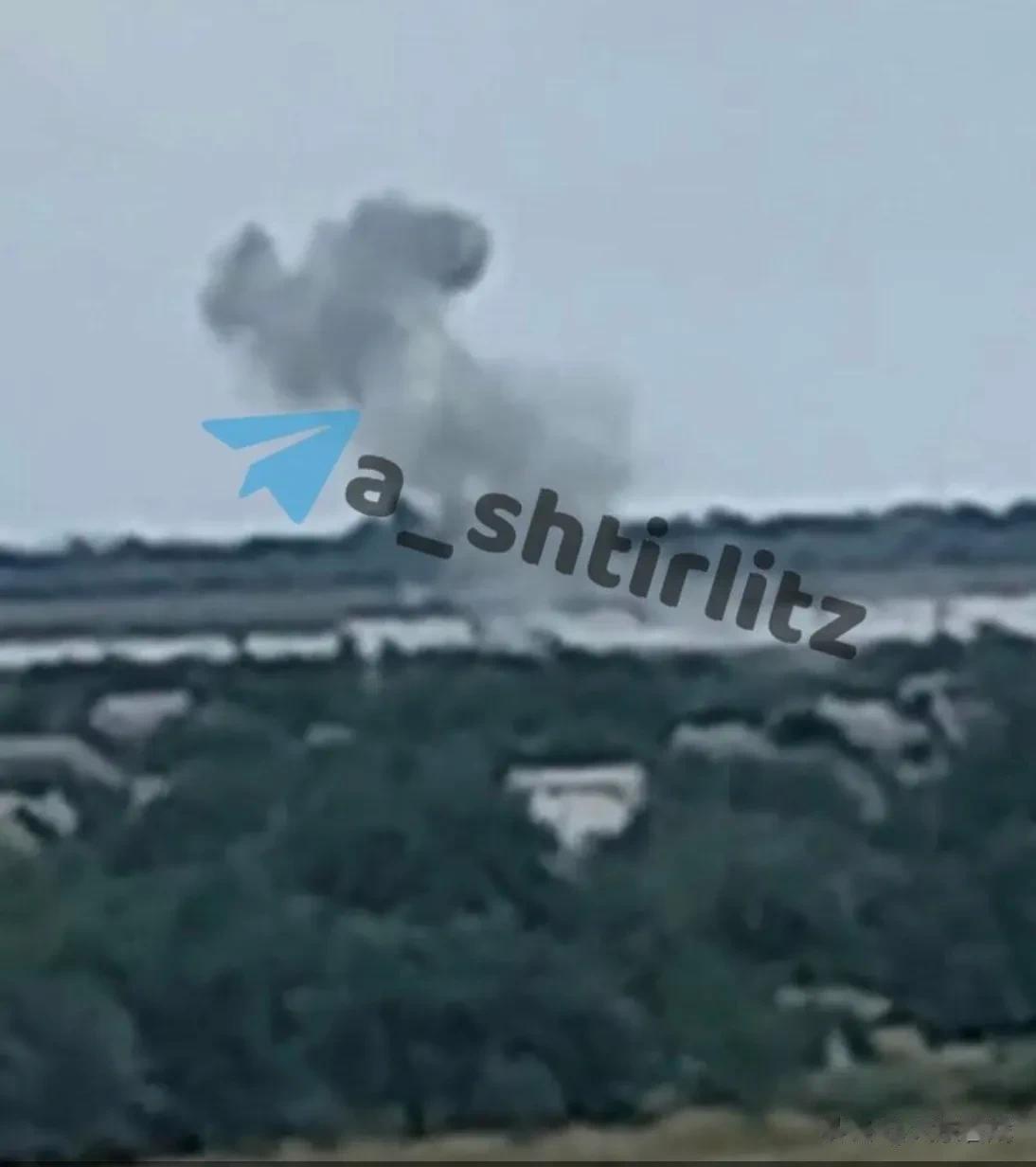 乌军成功炸毁俄军占领地区铁路桥，切断俄军路上补给。

乌军12日传出捷报，乌克兰