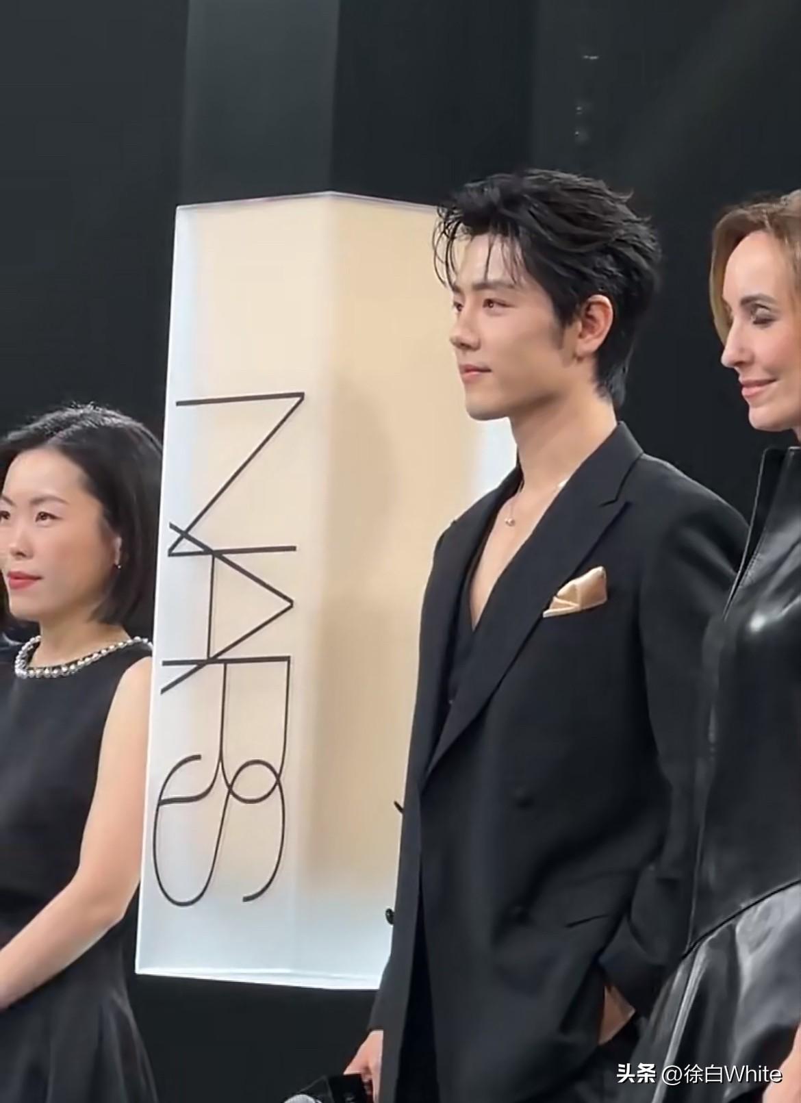 3月20日，肖战nars发布会合影太逗了
看今晚肖战在plus版粉底液旁边止不住