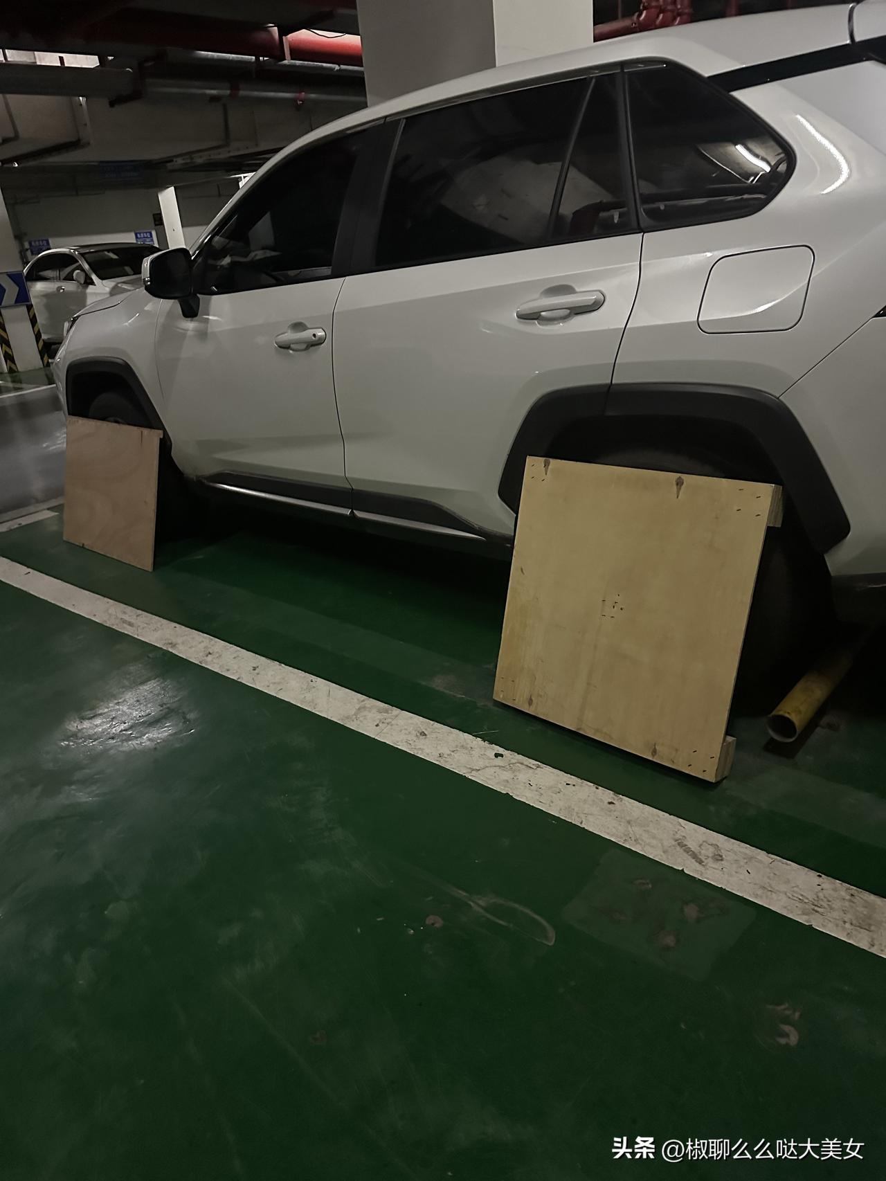 不知道轮胎这放两块木板是啥意思
木板是被固定的
不是斜靠在轮胎处
是安放在轮胎前