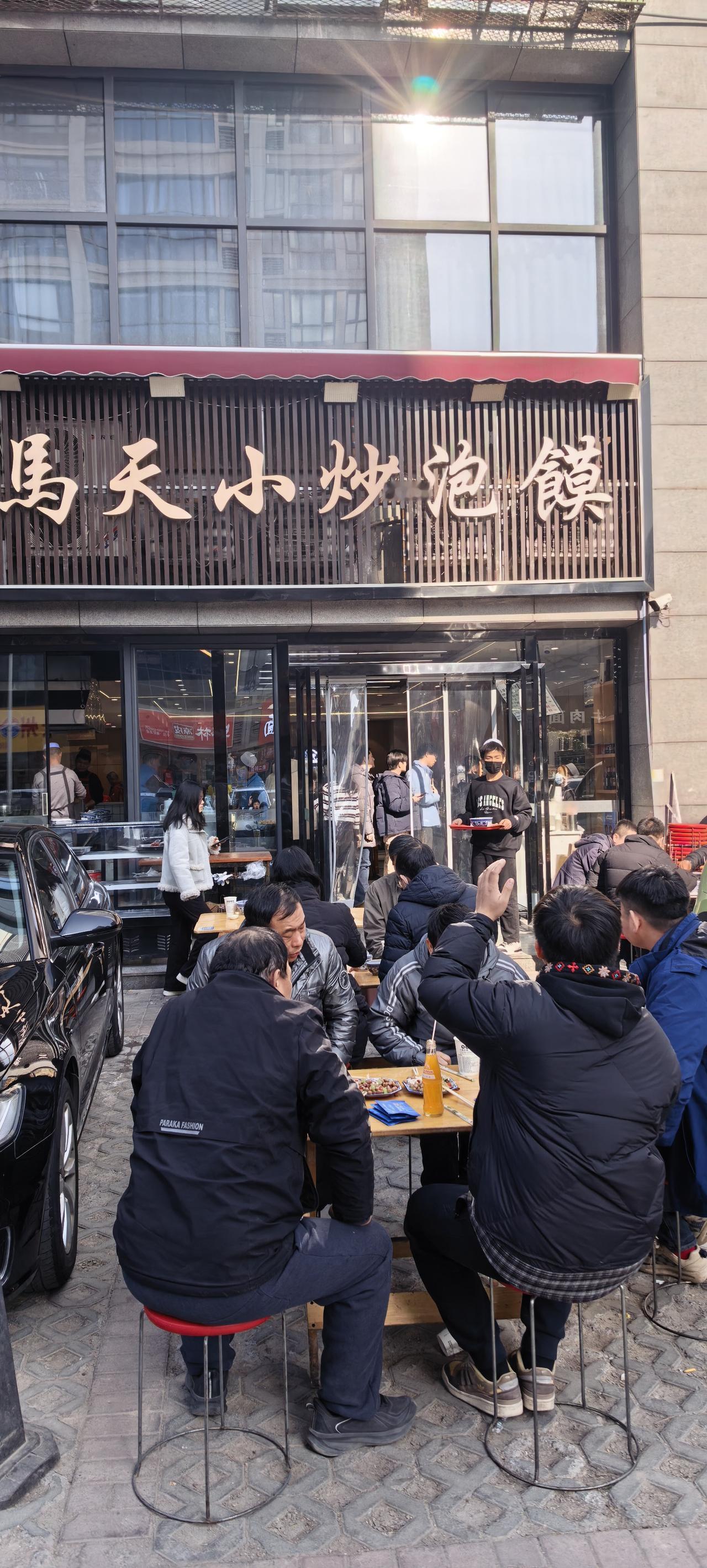 一个很有意思的发现，虽然咱们西安的泡馍价格很硬，但是消费群体里面的年轻人却始终很