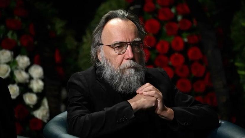 被称为普京国师的俄罗斯政治家杜金，
近日对中方发出了警示，

他表示，如果中国真