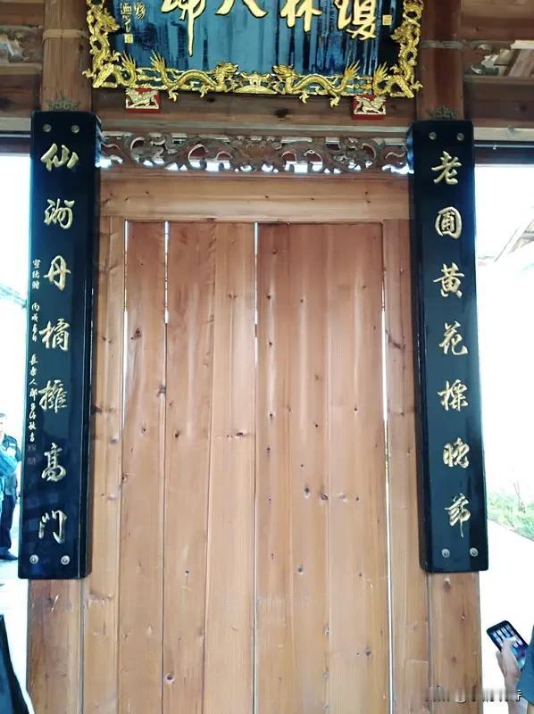 刷到念姐的邀对上联“举止端庄倾城色”，盯着琢磨了好半天，最后对出“襟怀澄彻似松姿