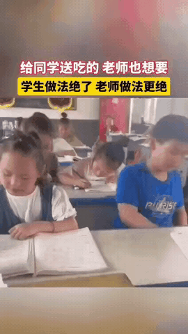 课堂上，男生把桃子递给同桌女生，女生笑着轻轻推了回去。男生不肯作罢，又再次把果子