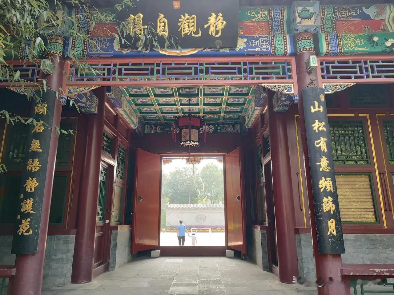 观音山上观山水：护法树前护树花。

上联：山松有意频筛月　下联：湖石无语静护花。