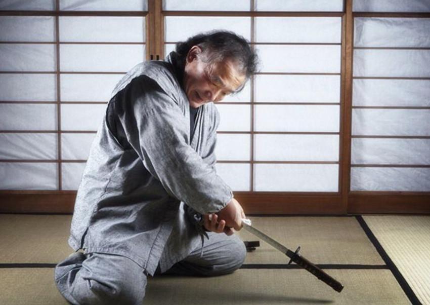 “我要切腹自尽！”一个日本贵族正被官兵堵在院子里，突然一刀划向了自己腹部，伸手将