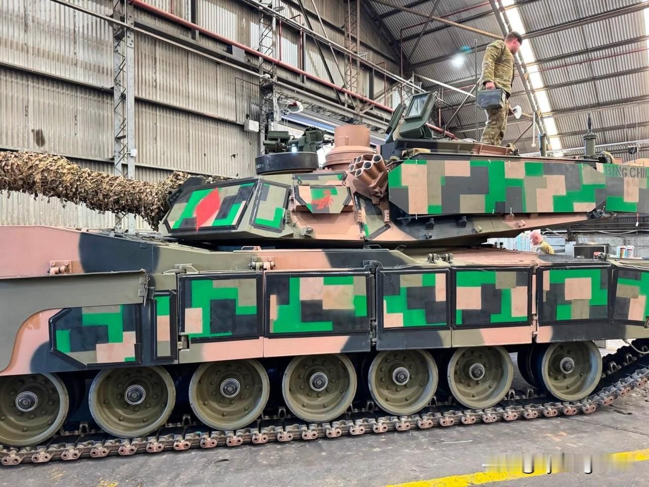 🇦🇺澳大利亚的 M1A2 SEPv3 “艾布拉姆斯”主战坦克被重新涂装，使其