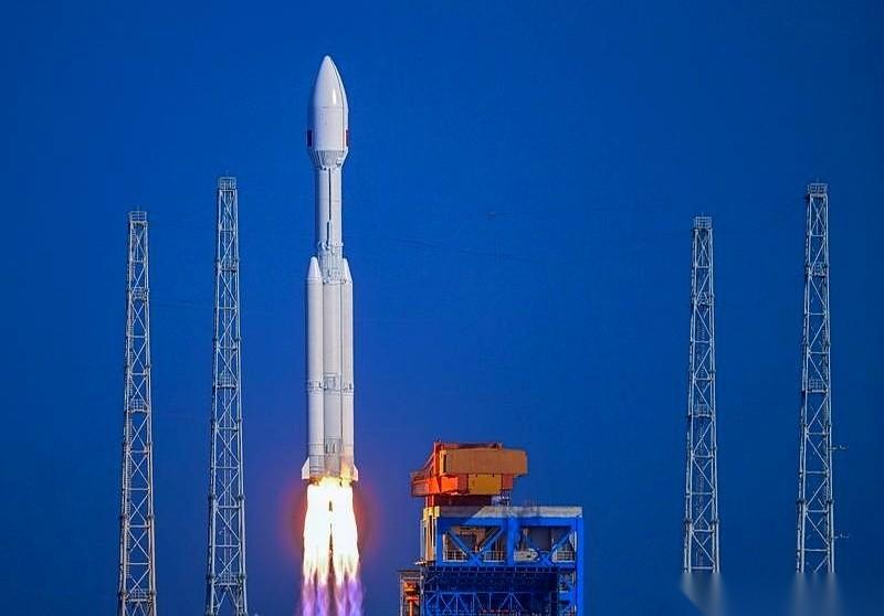 4000多家公司绿油油的。
就我手里这一个，红得发烫。
你说神不神奇。
上个月买