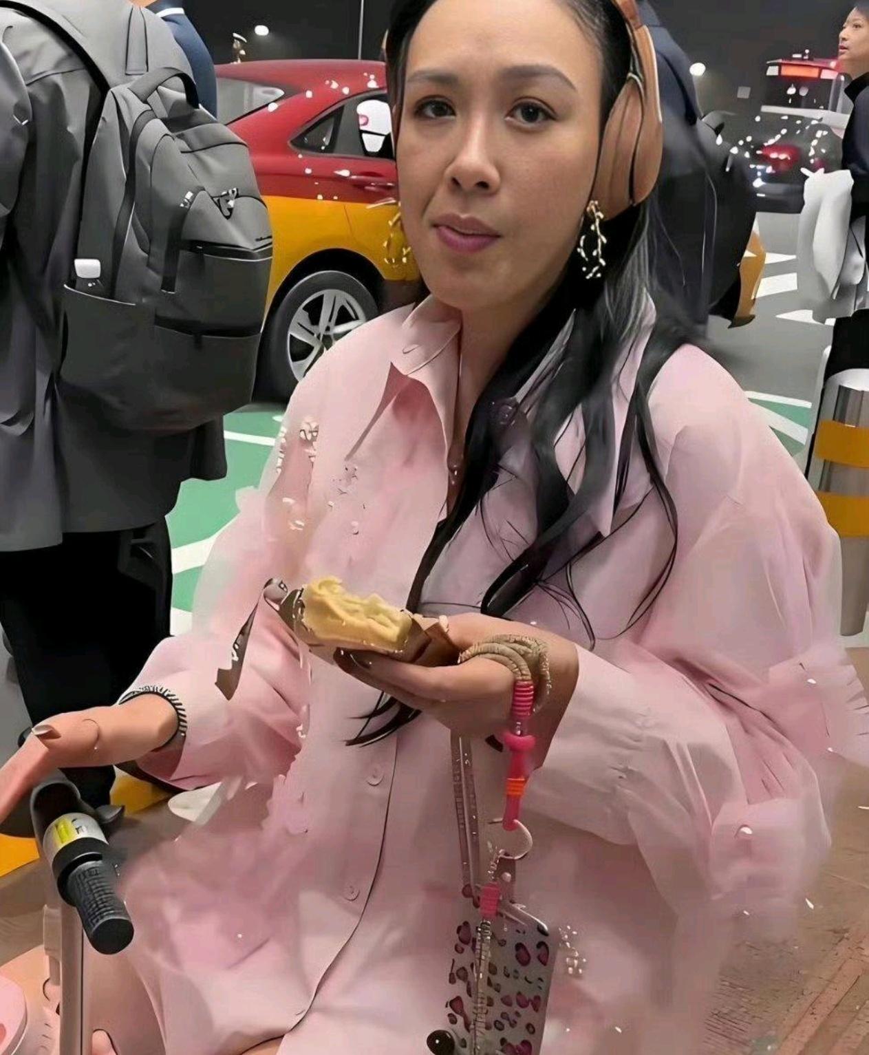 即便没有滤镜加持，钟丽缇的状态依然令人惊艳，这样的自然美恐怕连许多普通人也难以企