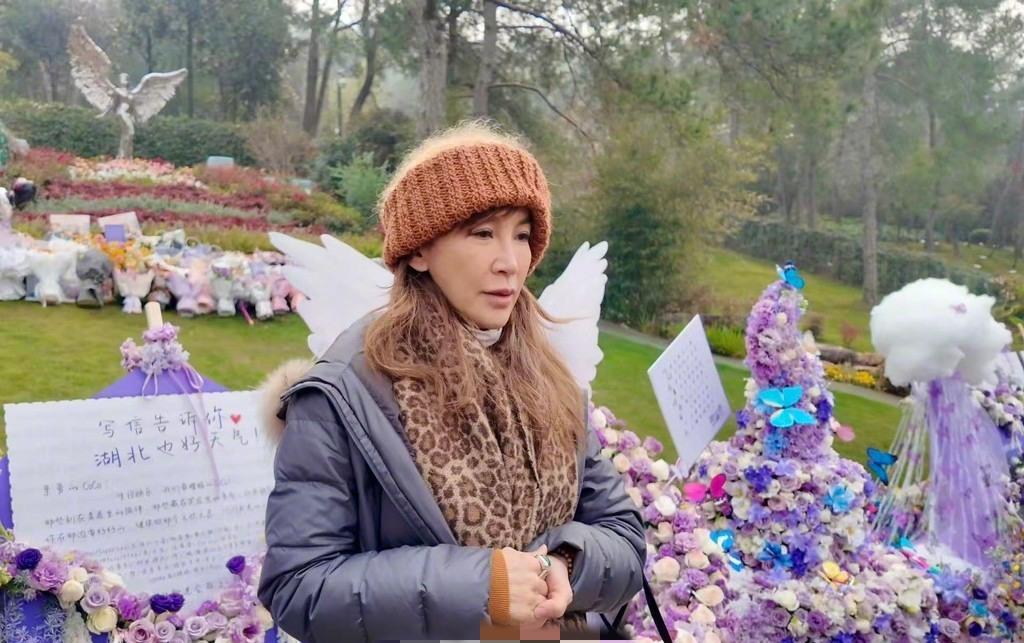 李玟49岁冥诞，二姐李思林墓前一幕，看得人瞬间破防！
那张脸，那神情，简直就是C