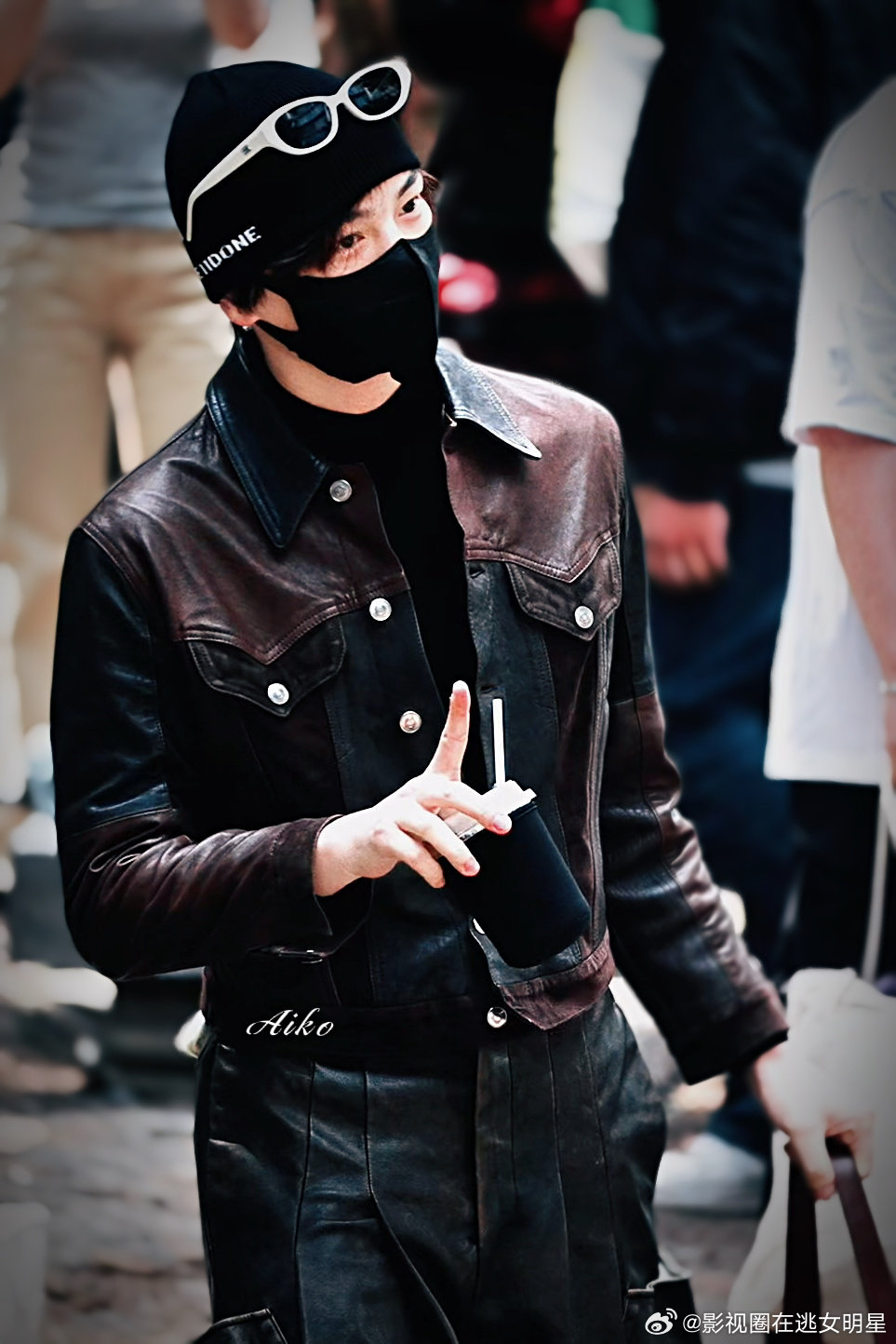 丁禹兮皮衣战神丁禹兮水桶包沪上潮男今天《司宫令》上班造型，一身棕黑皮衣套装超帅的