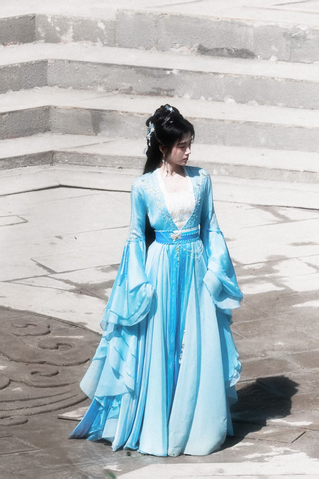 jjy鞠婧祎千香 jjy鞠婧祎姜黎非 “玫瑰之所以是玫瑰，是风与光的眷顾，更是视
