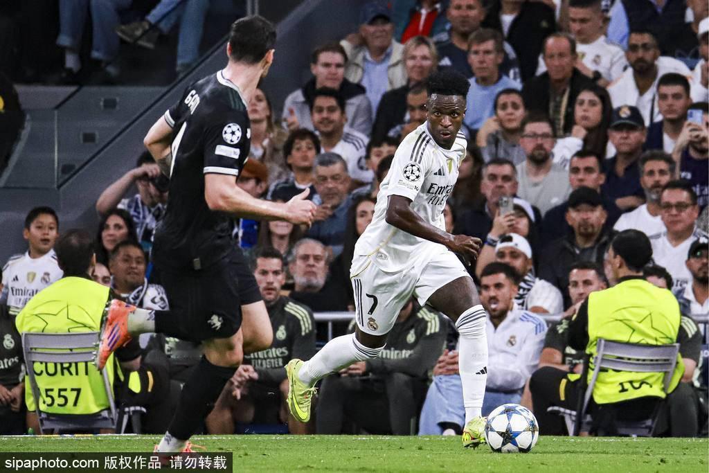 欧冠联赛阶段第3轮展开一场焦点战役，皇马坐镇主场对阵尤文图斯。上半场，两队互有机