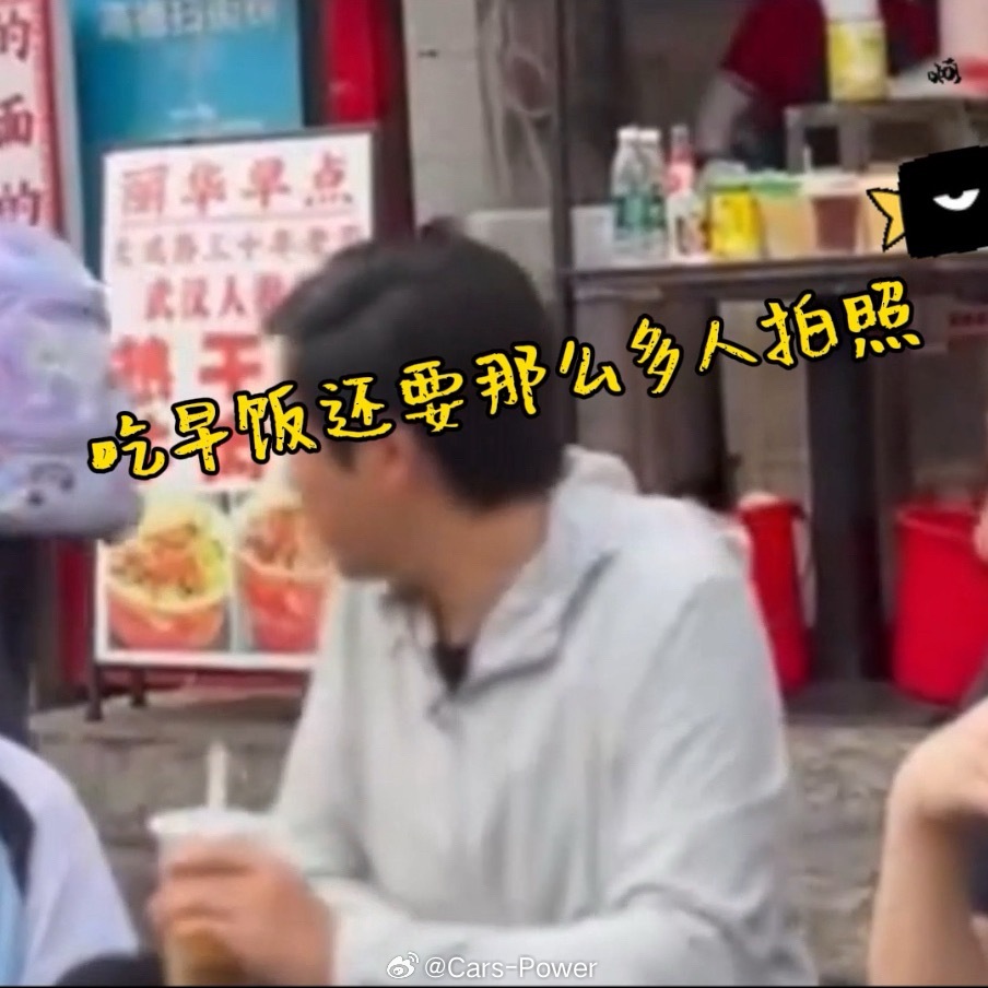 下图这个场景更值得称为：历史性时刻雷帝的新衣被小女孩扯掉了雷军说自动驾驶跑纽北是