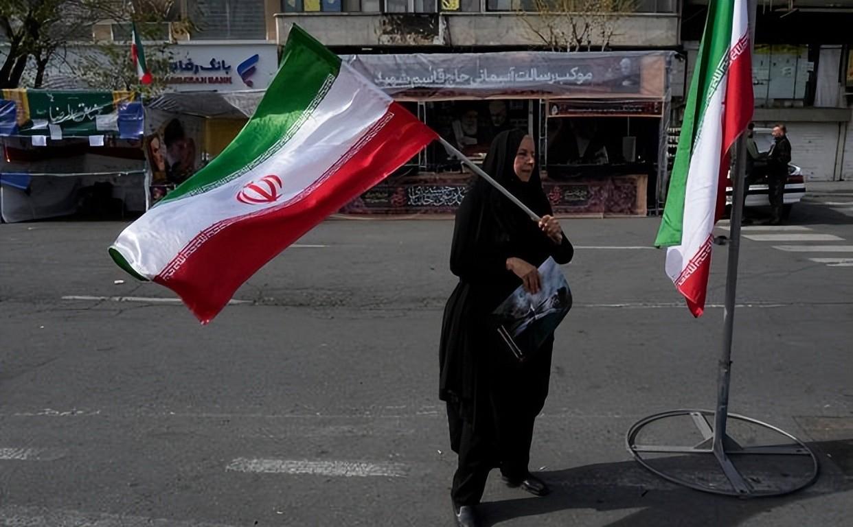 美军舰艇加速驶向波斯湾，伊朗却把防空导弹全调去守海峡东口。3月27日这天，的黎波