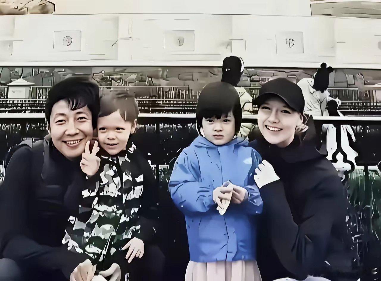 基因是个好东西，撒贝宁两个孩子，不但聪明可爱还颜值高刷到撒贝宁一家四口的照片，确