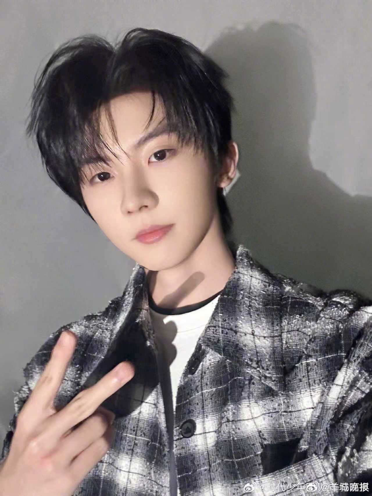 【#时代少年团开演前4小时排队近百米#】8月20日，上海，#现场直击时代少年团上