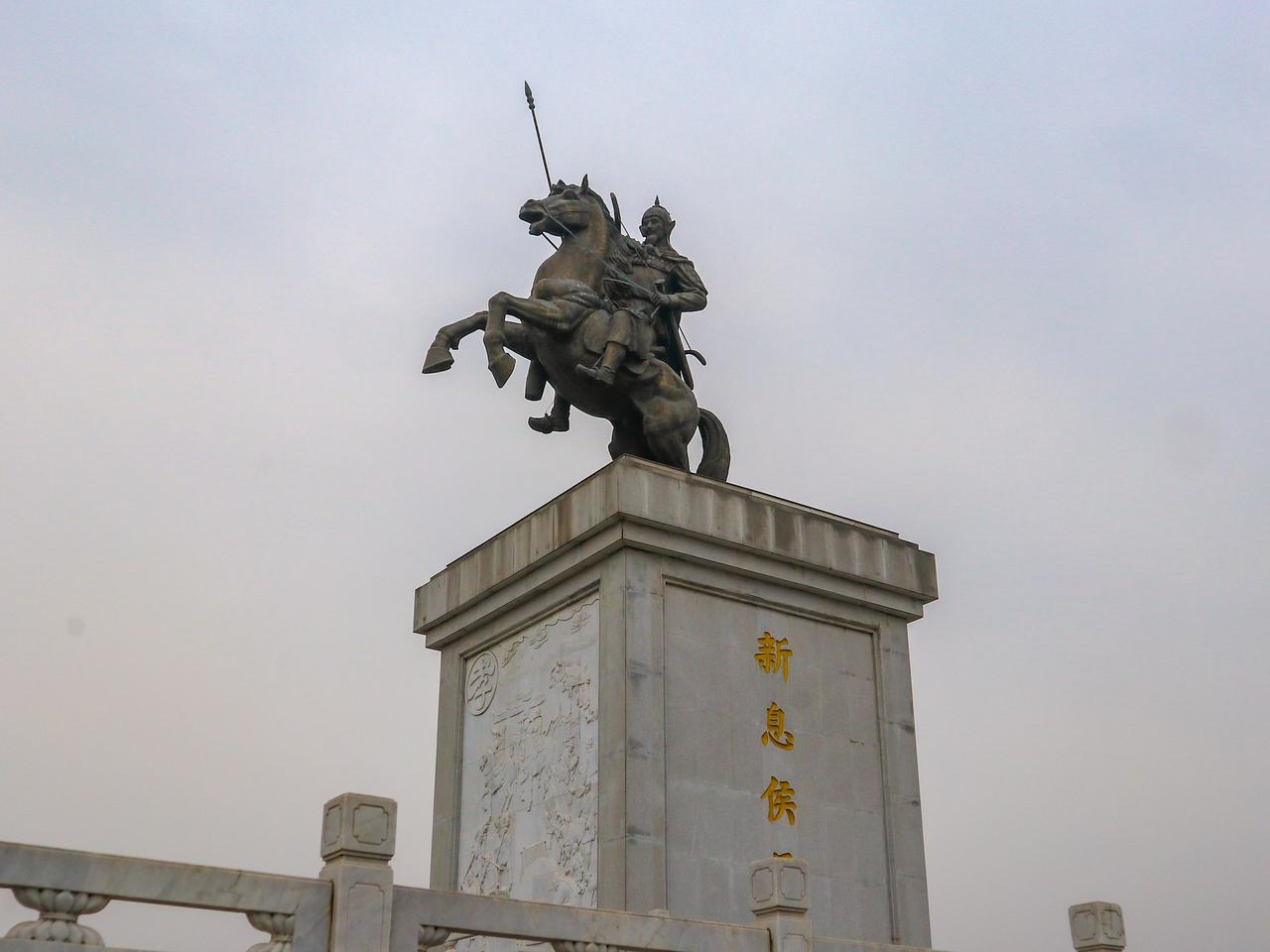 今天来河南信阳，息县的息州森林公园，这里离县城很近，一进门就是马援广场、园内林满