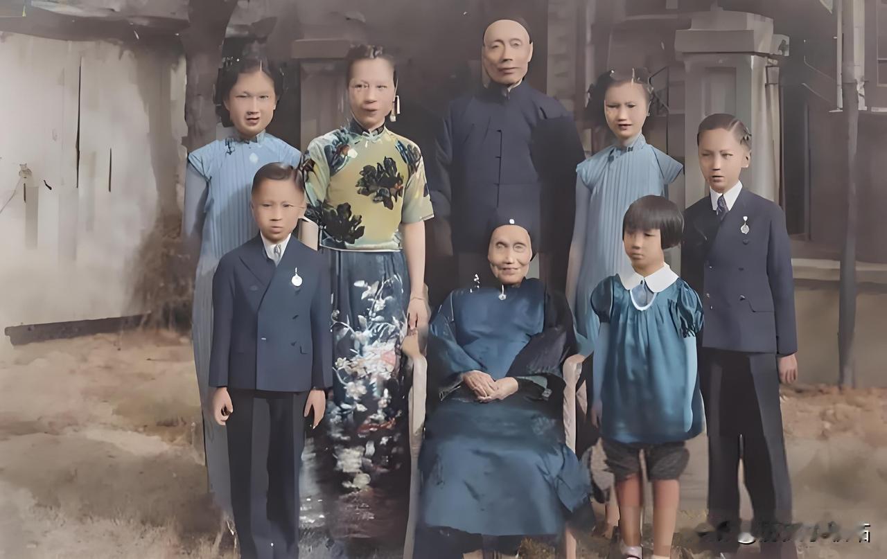 这张照片拍摄于1941年，画面正中央端坐的男子正是聂云台先生。他身前那位端庄慈祥