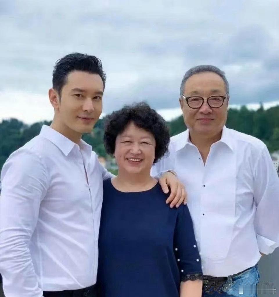 黄晓明一家三口看起来都很和善，妈妈气质优雅，爸爸正直帅气，一家人显得很富贵 ​​