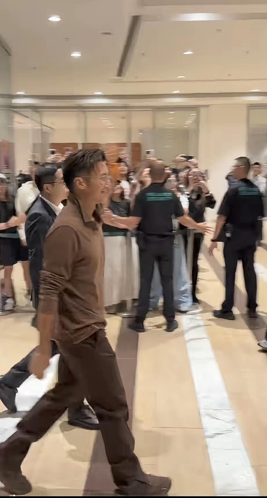 4月2日，谢霆锋出席活动，身穿咖色长袖体恤，下搭黑色裤子，身材板正，又高又瘦！