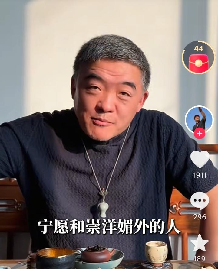 我们的社会，是宽容的，但不等于说没有底线，
这哥们的言论，就非常没有底线，
崇洋