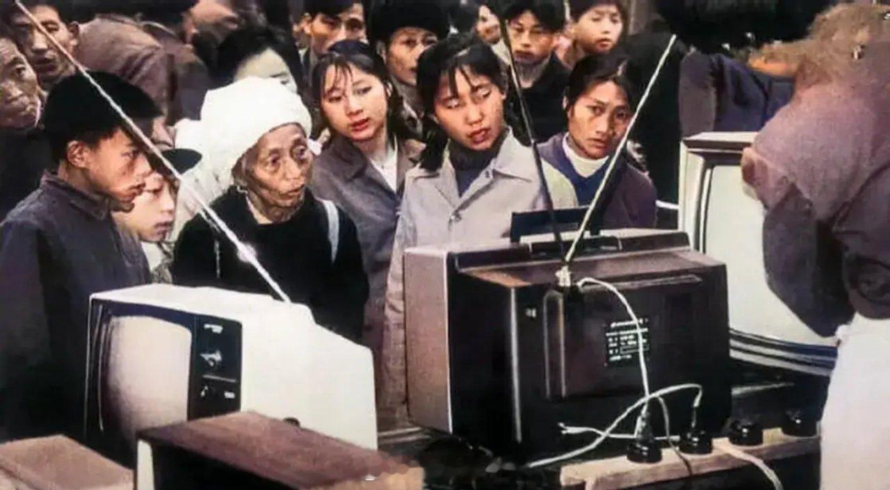 庆祝人类拥有电视100年关键是现在看电视的人越来越少了[允悲]，我们小时候觉得有