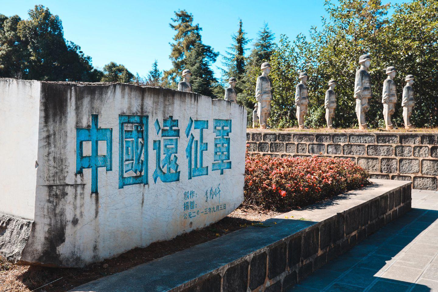 中国远征军雕像群。中国远征军雕塑群位于滇西抗战主战场云南松山主峰子高地南侧几百米