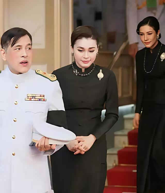 这是谁ps的图，把70多岁的泰国老国王ps的像个年轻小伙子一样，齿白唇红，粉面朱