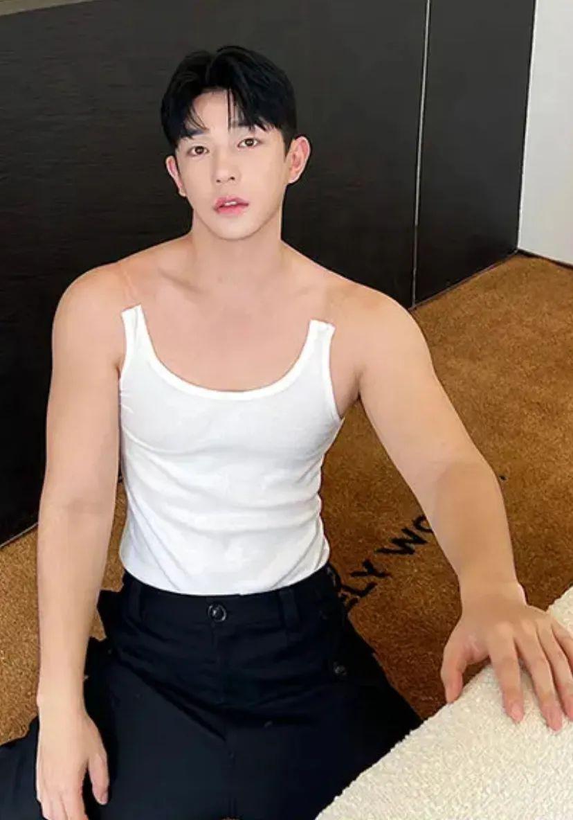 喜欢这件衣服，无肩带设计。