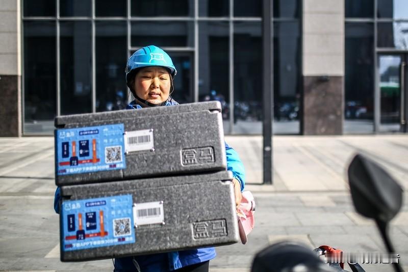 街头巷尾穿行的女骑手日渐增多，每次收到她们配送的外卖时，总能感受到格外贴心的服务