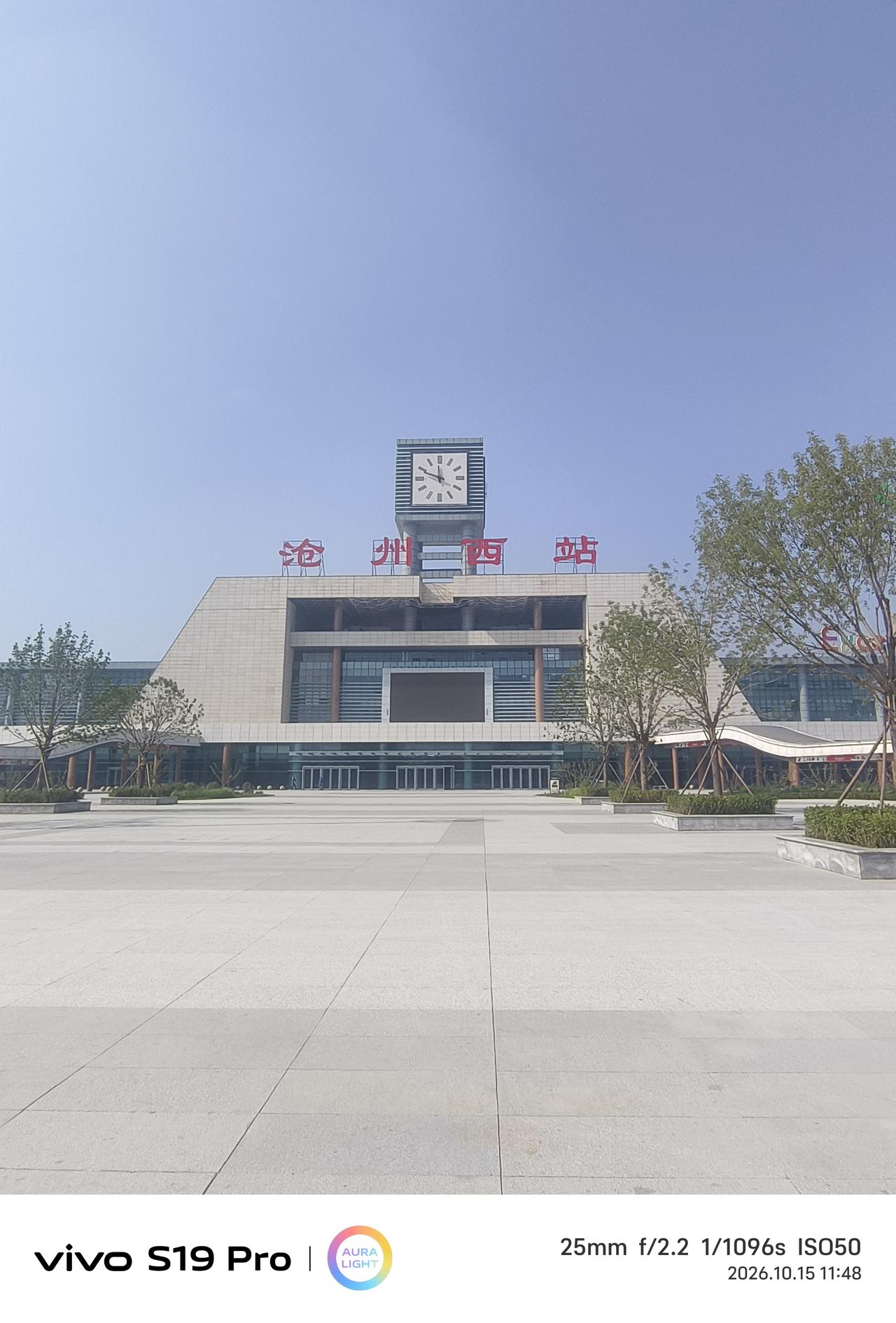 今天送丫头返校，原本打算直接开车送她去唐山的学校，可她执意不肯，说路途太远，我独