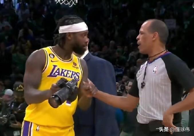 还是贝弗利懂！贝弗利谈詹姆斯：

“我看了赛后的裁判报告。”

“他们说班凯罗没