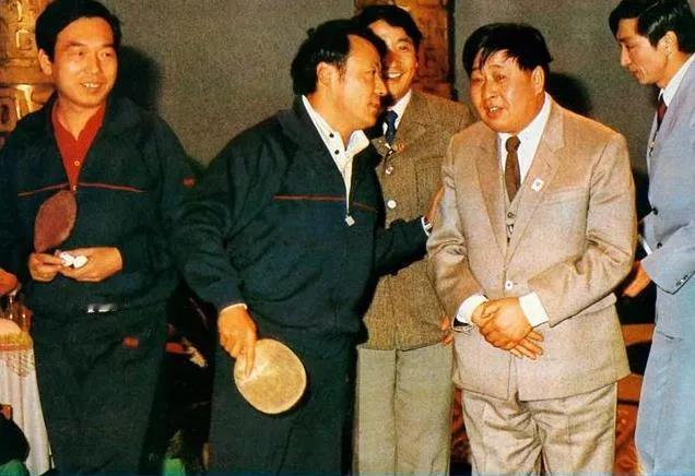 这张照片拍摄于1984年央视春晚后台：我一眼就认出了西装革履、气色盈和的相声大师