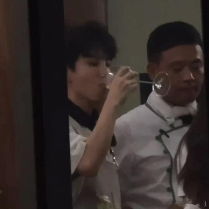 王俊凯高脚杯喝橙汁王俊凯你别太优雅了我说哈哈哈哈！王俊凯用高脚杯喝橙汁高脚杯喝牛
