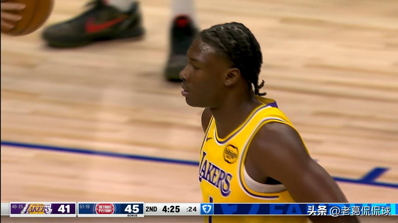 湖人新秀蒂耶罗真是活力十足！在今天湖人客场挑战活塞的比赛中，目前两队的上半场比赛
