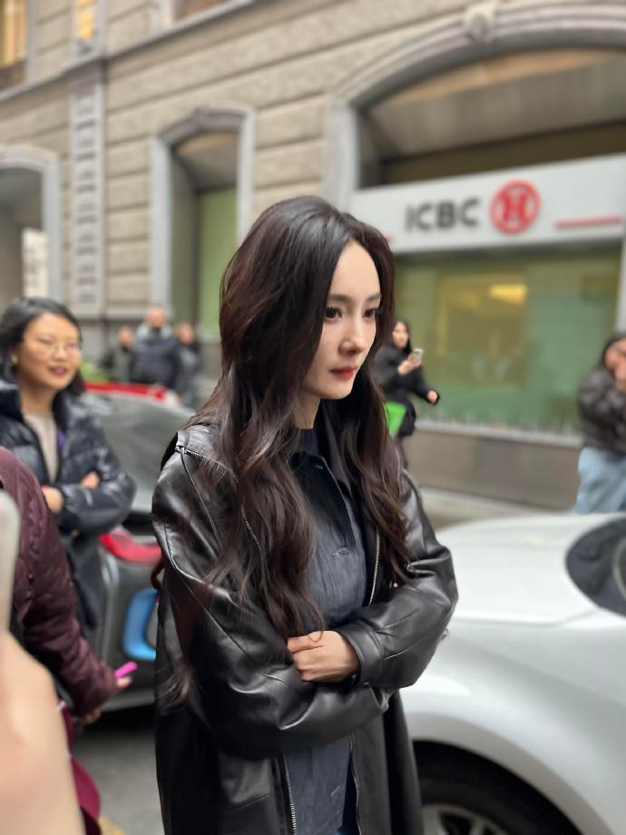 网友米兰偶遇杨幂探店 有网友在米兰偶遇杨幂探店，幂大波浪配黑皮衣酷飒十足。 