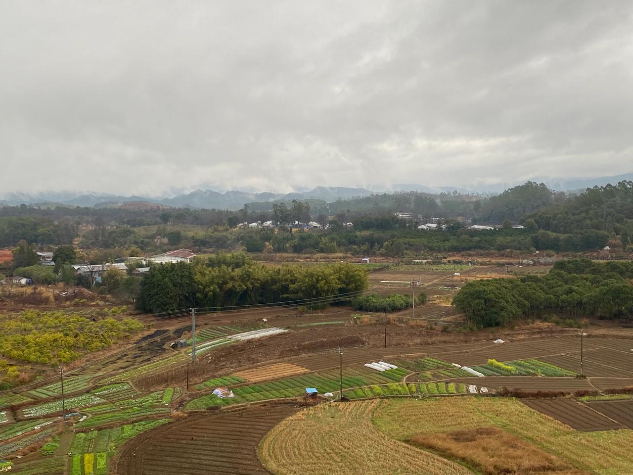 田野的宁静与远山的静谧，乡村的诗意生活。