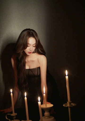 姜妍在台下笑意盈盈地看着她网友认为姜妍在台下的表现体现了她平和的心态和良好的修养