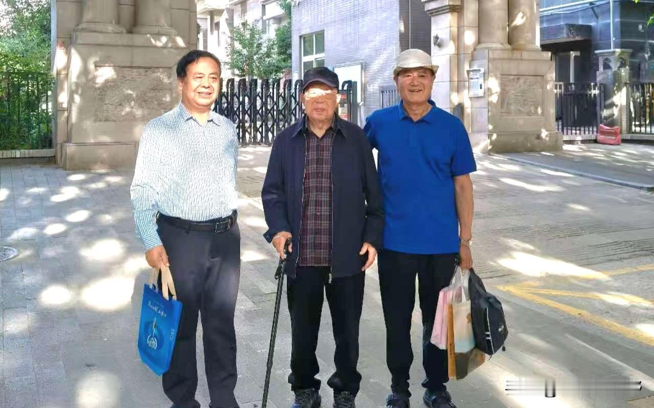 陕西日报家属院门口，笑语盈盈，岁月静好时间里的从容 时光的静好 时光里的静美 一