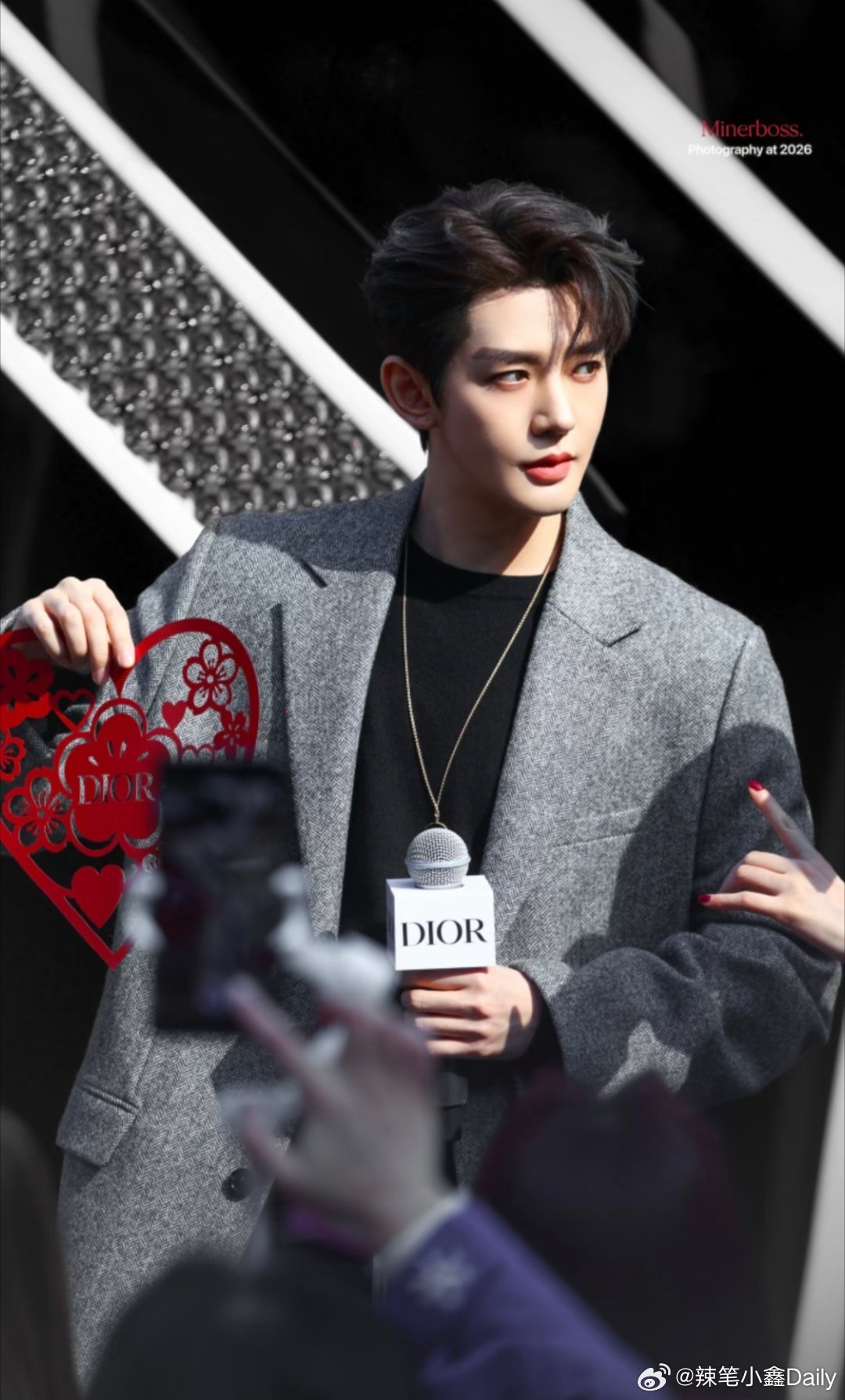 四月可以见到新鲜的邓为，说一万遍脸在江山在，一年未播剧的情况下，为为商务依旧这么