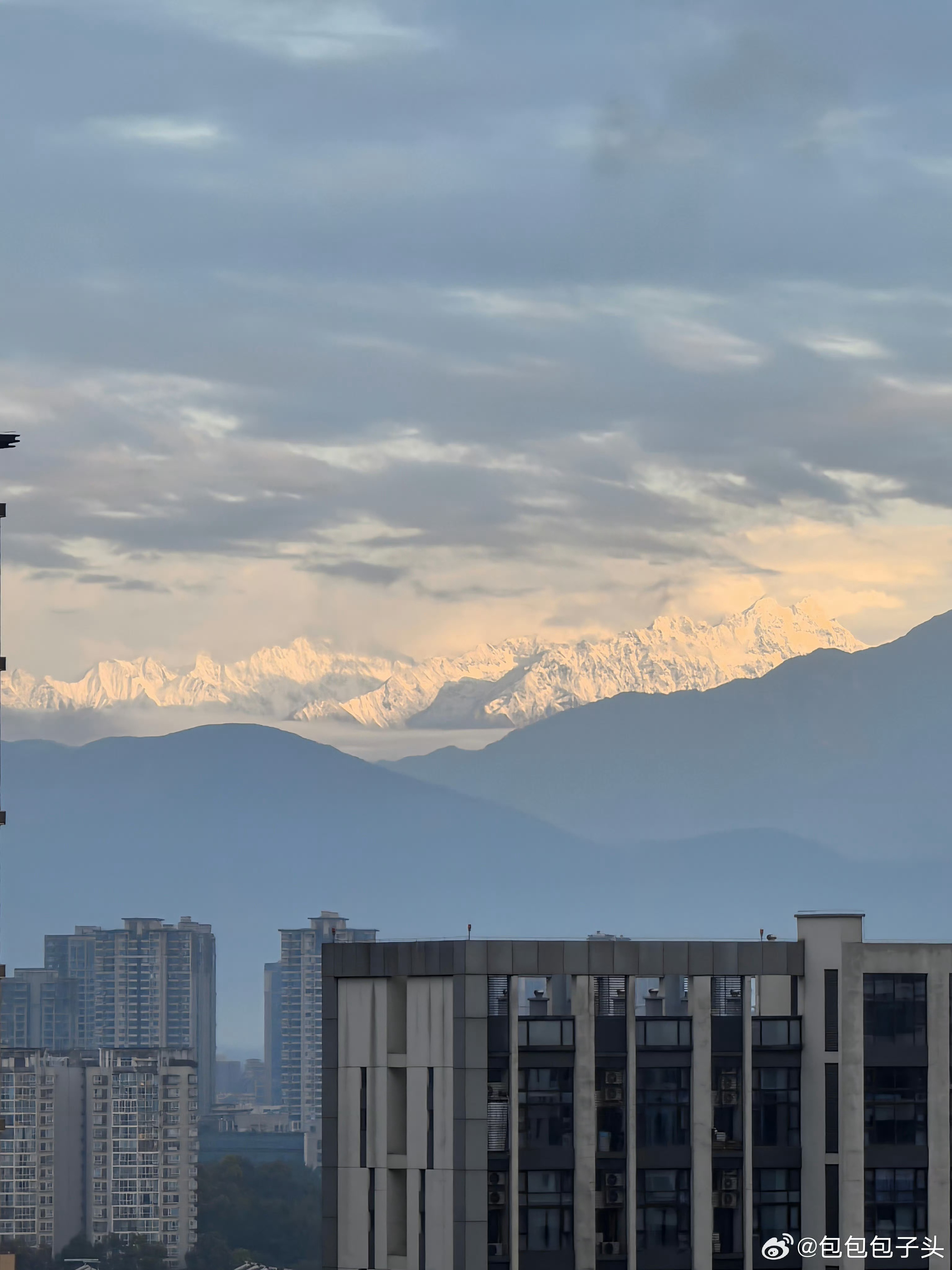【惊喜！#雨后成都又见雪山#[憧憬]】 #成都人在家就能看见雪山# 今晨，成都雨